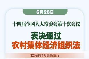 不妥！吉林主场球迷在看台扔矿泉水瓶怒砸裁判 拉拉队员一起遭殃